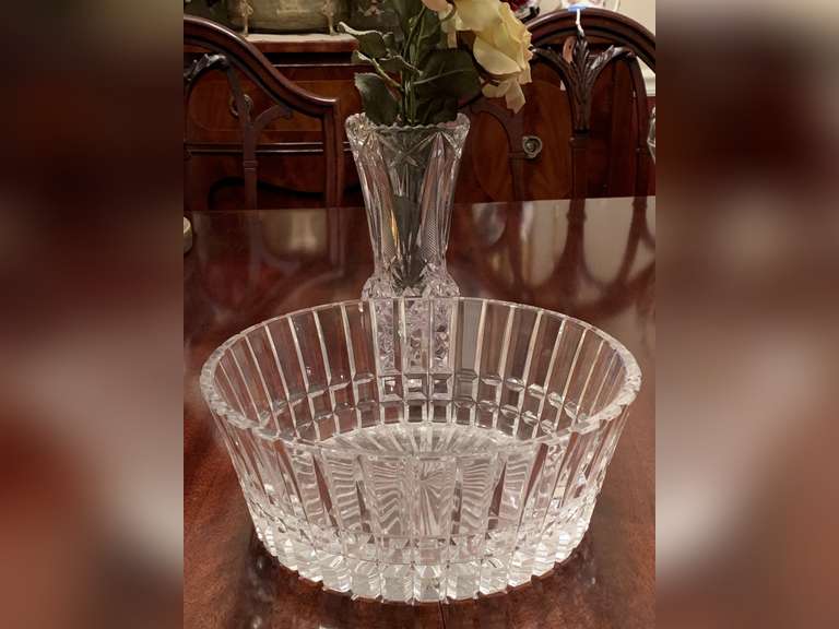 HEAVY LEAD CRISTAL D'ARQUES BOWL MADE IN FRANCE 9" ROUND X 3 1/2" TALL & LEAD CRYSTAL DIAMOND CUT ETCHED BULBOUS BUD VASE 7 1/2" TALL WITH YELLOW ROSES - DINING ROOM image