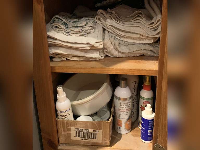 CABINET LOT TO INCLUDE PET SUPPLIES & CLEANING RAGS - KITCHEN image