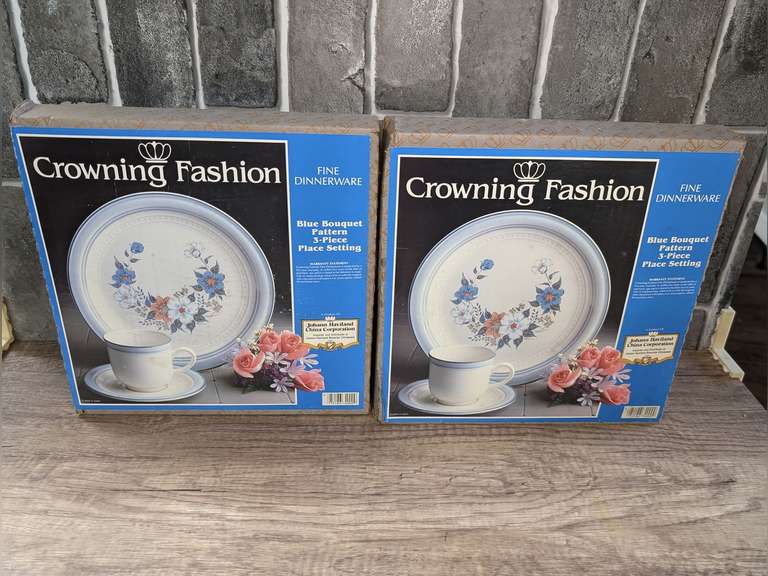 PAIR OF VINTAGE JOHANN HAVILAND CROWNING FASHION BLUE BOUQUET PATTERN THREE-PIECE PLACE SETTINGS IN ORIGINAL BOXES image