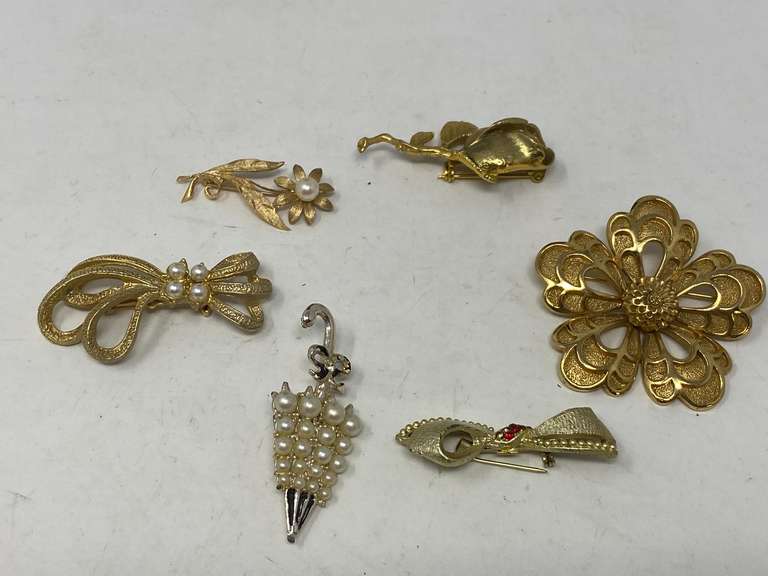 Lovely vintage gold tone brooches, six pieces total, see pictures for details. image