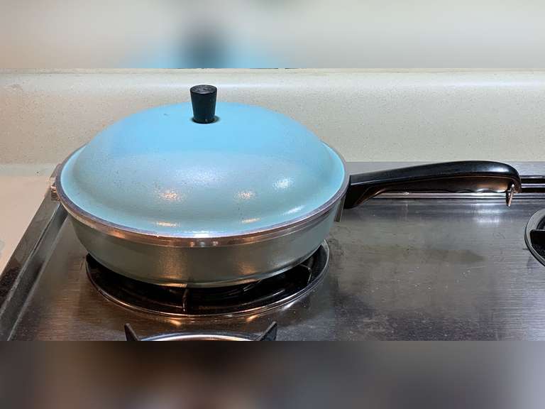 VINTAGE TURQUOISE CLUB ALUMINUM 10" COVERED FRY PAN - KITCHEN image