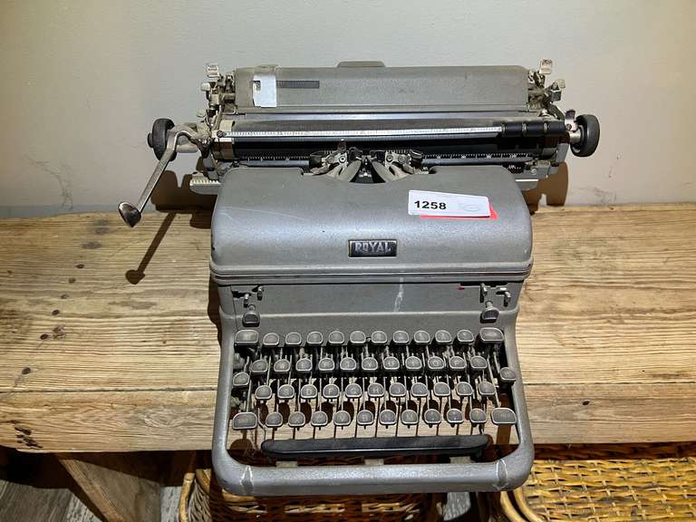 DEN…Vintage Royal manual typewriter, see pictures for details. image
