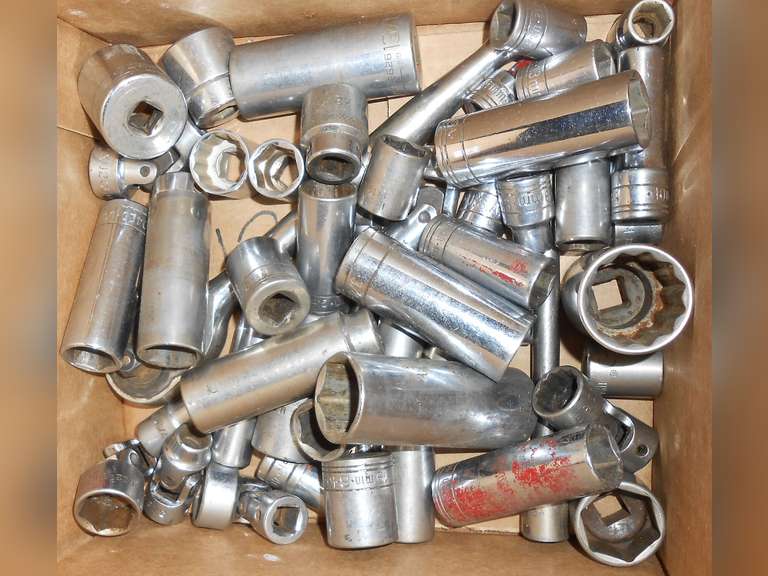 3/8" DRIVE RATCHET W/ EXTENSIONS, SAE & METRIC SOCKETS (54) PCS image