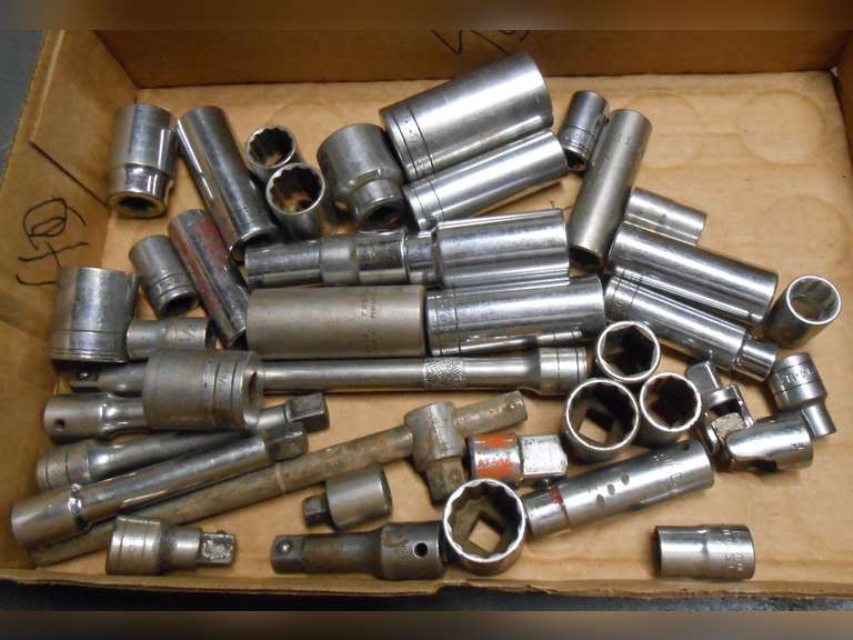 1/2" DRIVE SET, PULL HANDLE W/ SAE & METRIC SOCKETS (40) PCS image