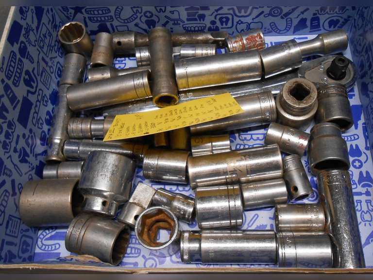 1/2" DRIVE W/RATCHET, SAE & METRIC SOCKETS & EXTENSIONS (41) PCS image