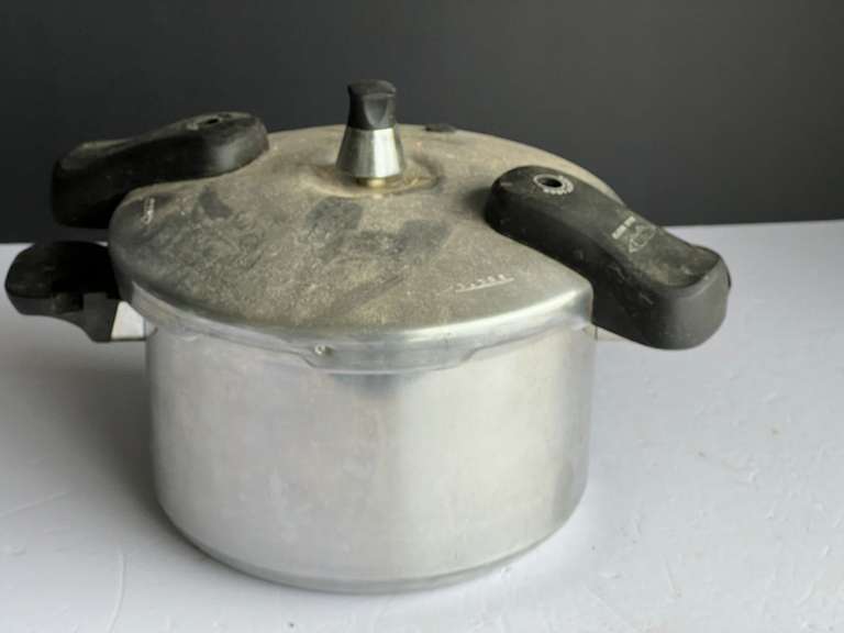 Phillipe Richard 4 qt pressure cooker, see pictures for details. image