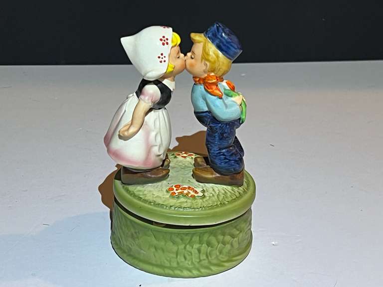 BR3…Vintage Brinn’s Dutch boy and girl music box, see picture for details. image