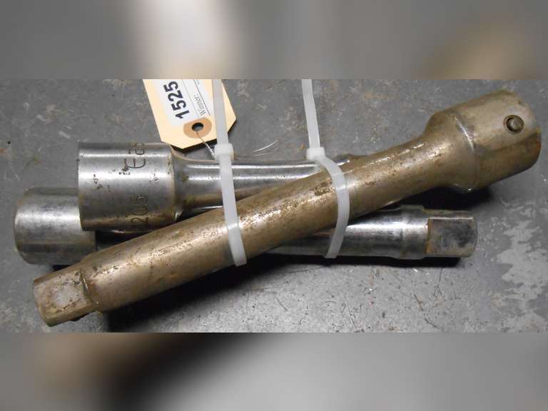 (2) 3/4" DRIVE 8" EXTENSIONS & (1) 4" EXTENSION image