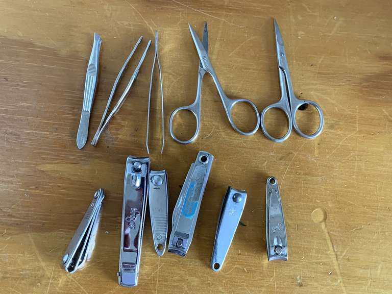 LOT TO INCLUDE 6 PAIR NAIL CLIPPERS, 3 TWEEZERS & 2 FINGER NAIL SCISSORS - CHECKOUT image