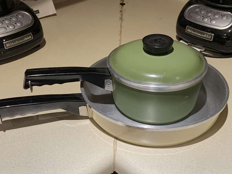 VINTAGE ALMOND CLUB ALUMINUM FRY PAN 10" ROUND & AVOCADO GREEN 7" COVERED SAUCEPAN- KITCHEN image