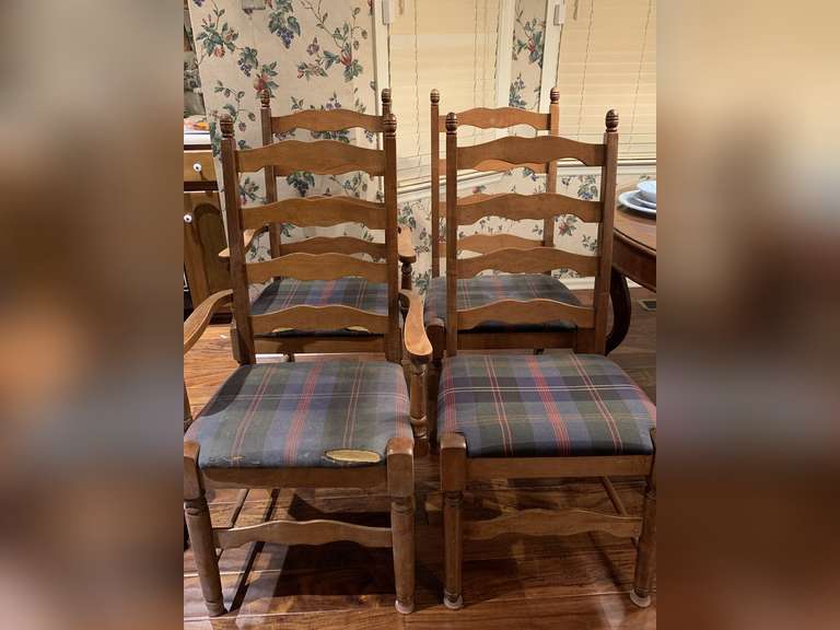 4 WINDSOR LADDER BACK HEAVY WOOD DINING ROOM CHAIRS (2 WITH ARMS) - NEEDS TO BE REUPHOLSTERED - DINETTE image