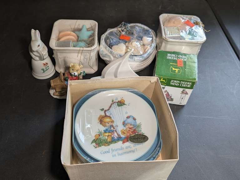 DESIGNER COLLECTION AMERICAN GREETINGS LASTING MEMORIES DECORATIVE PLATES, JOHN DEERE WIND CHIME, AND MORE IN MIDDLE TABLE AREA MARKED 3078 image
