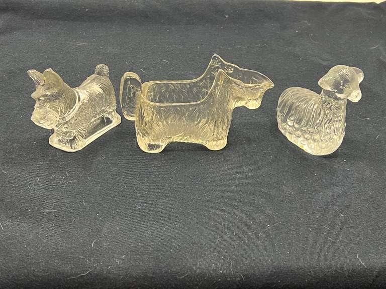 DEN… Vintage clear glass Scotty figurines, one is a creamer, also includes a Toscany collection lamb, see pictures for details. image