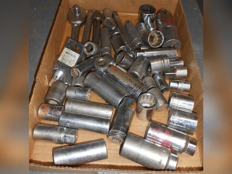 1/2" DRIVE W/RATCHET, SAE & METRIC SOCKETS & EXTENSIONS (48 PCS image