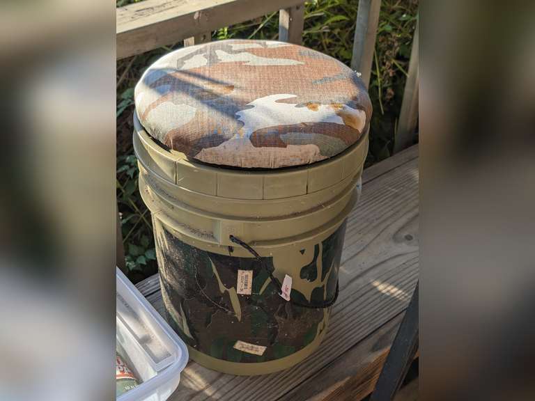 CAMOUFLAGE HUNTING BUCKET WITH SWIVEL CUSHION SEAT TOP image