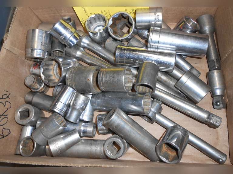 1/2" DRIVE W/PULL HANDLE, SAE & METRIC SOCKETS & EXTENSIONS (45) PCS image