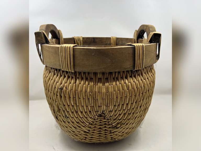 DEN… Vintage Chinese woven willow basket, see pictures for details. image