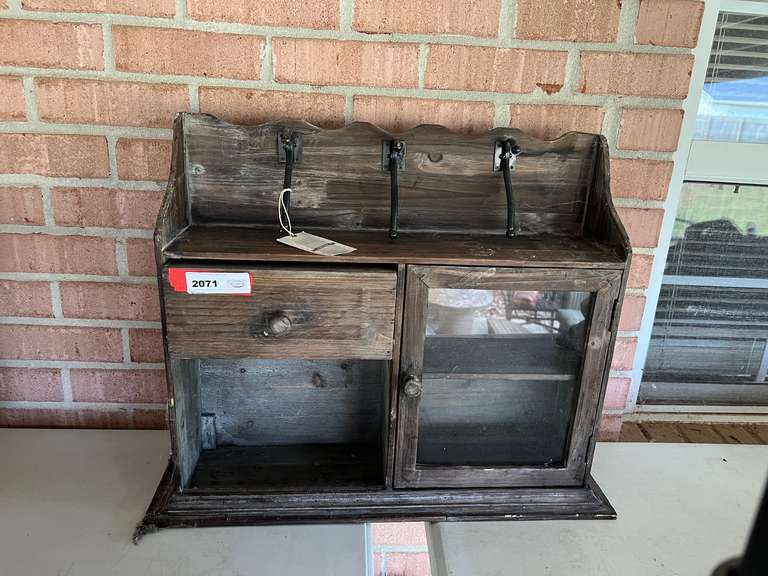 Vintage looking wall mount curio, see pictures for details. image