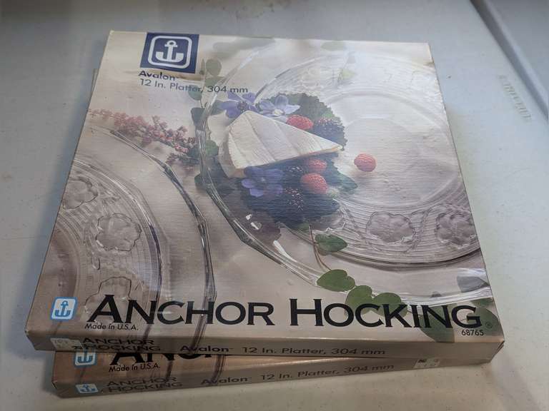PAIR OF VINTAGE ANCHOR HOCKING AVALON 12-IN PLATTERS IN ORIGINAL BOXES image