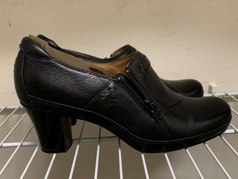 NEW CLARKS ARTISAN BLACK LEATHER SHOES SIZE 8 1/2M - UP MASTER CLOSET 1 image