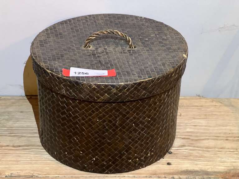DEN… Vintage woven hat box, with content, see pictures for details. image