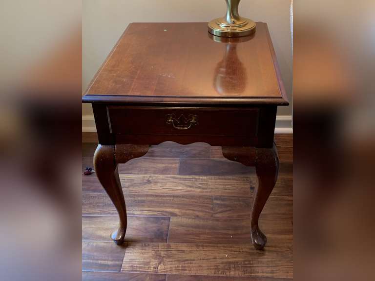 VINTAGE QUEEN ANNE STYLE MAHOGANY SIDE TABLE WITH 1 DRAWER (EXCELLENT CONDITION) 22" WIDE X 26 1/2" DEEP X 24" TALL **DOES NOT INCLUDE CONTENTS IN/ON TOP - SPECIAL PICKUP INSTRUCTIONS - LIVING ROOM image