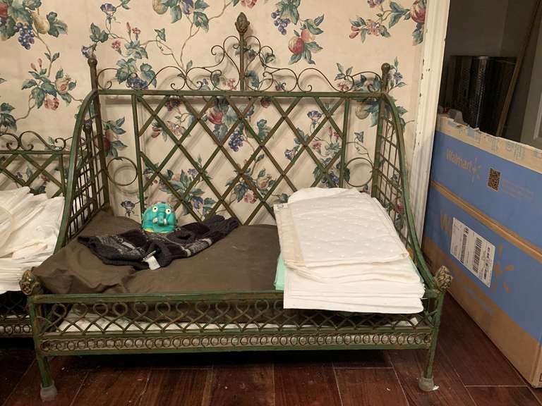 WROUGHT IRON PRINCESS DOG BED WITH CONTENTS 30" LONG X 28" TALL X 20" WIDE- DINETTE image