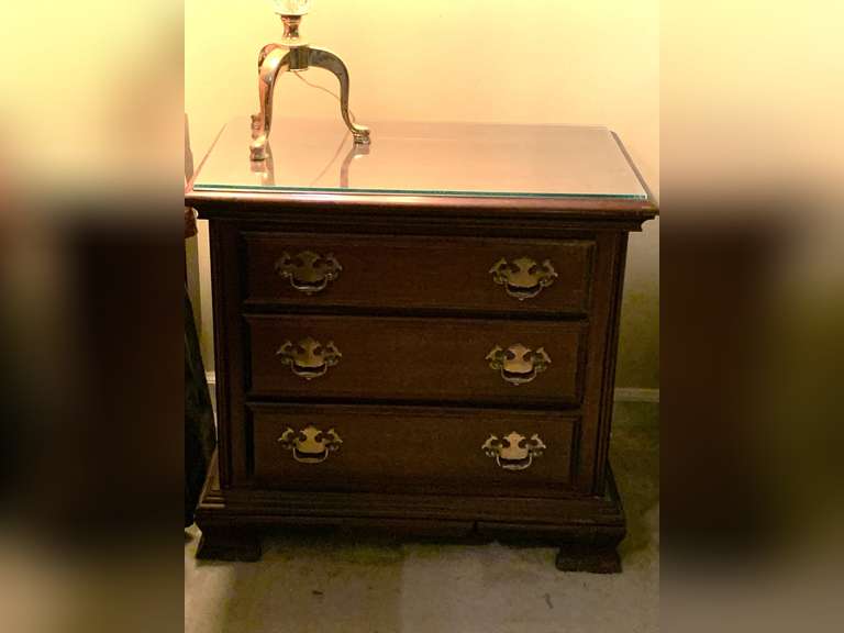 MAHOGANY 3 DRAWER NIGHT STAND W/ GLASS TOP PROTECTOR (DOES NOT INCLUDE CONTENTS IN/TOP) 26 1/2" WIDE X 16 1/2" DEEP X 24" TALL ***SPECIAL PICKUP INSTRUCTIONS - UP MASTER BED image