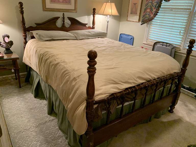 VINTAGE MAHOGANY LOW 4 POSTER QUEEN SIZE BED (WINNER CAN CHOOSE TO TAKE MATTRESS/BOX SPRINGS) - INCLUDES ALL BEDDING (SHEETS, BLANKET, DUVET COVER & MORE) ***SPECIAL PICKUP INSTRUCTIONS- UP BED 2 image