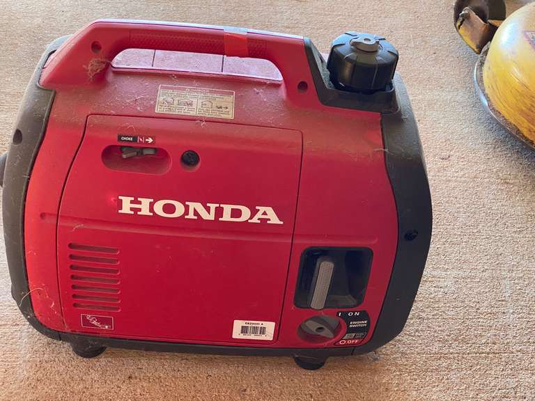 Honda inverter, EB 2200, powers up and runs, see pictures for details. image
