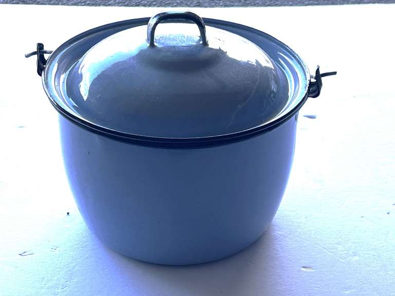Blue enamelware pail with handle, see pictures for details. image