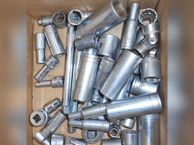 3/8" DRIVE RATCHET W/ SAE & METRIC SOCKETS (43) PCS image