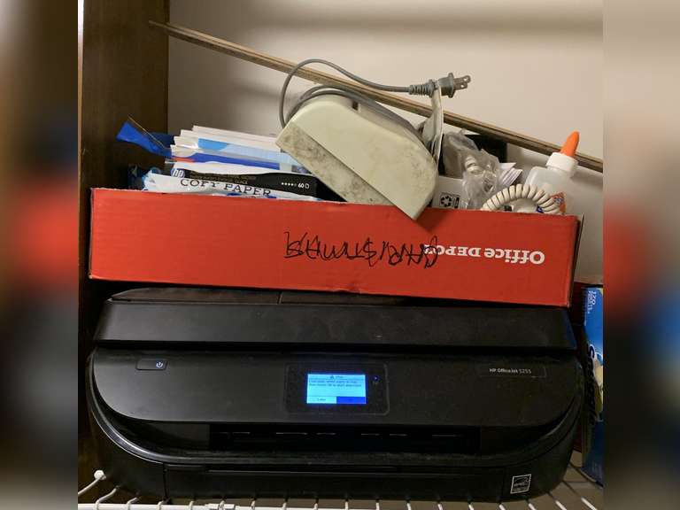 OFFICE LOT TO INCLUDE HP OFFICEJET 5255 PRINTER & BOX OF ASSORTED SUPPLIES - LAUNDRY image