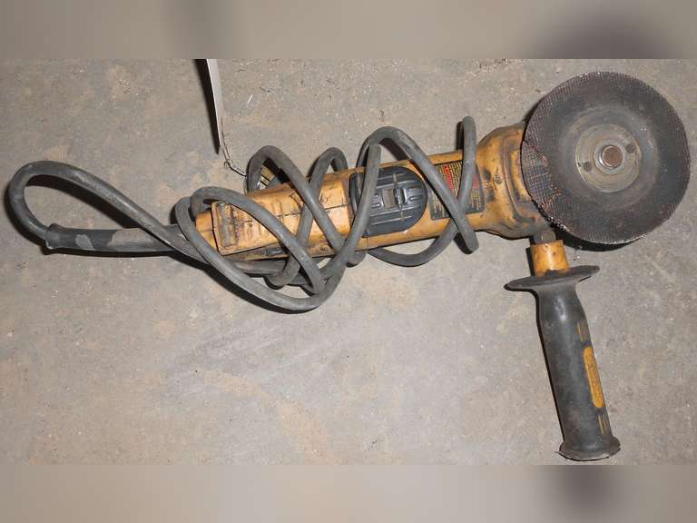 DEWALT D28402 4 1/2" ANGLE GRINDER image