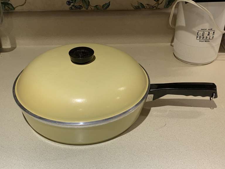 VINTAGE HARVEST GOLD CLUB ALUMINUM FRY PAN WITH LID 12" ROUND - KITCHEN image