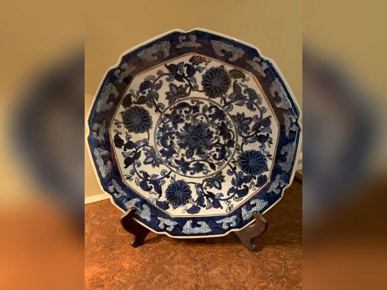 BEAUTIFUL VINTAGE CHINESE BLUE/WHITE PORCELAIN 13 1/2" ROUND PLATTER WITH GOLD TRIM WITH STAND - DEN image