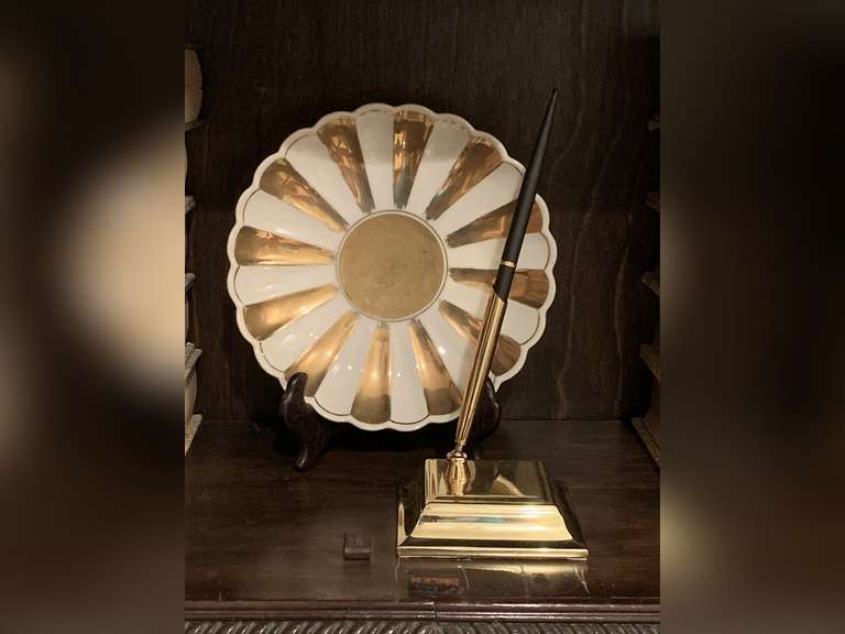 VINTAGE GOLD/WHITE 6 1/2" SMALL BOWL W/ STAND & BALDWIN SOLID BRASS PEN STAND & PEN - DEN image