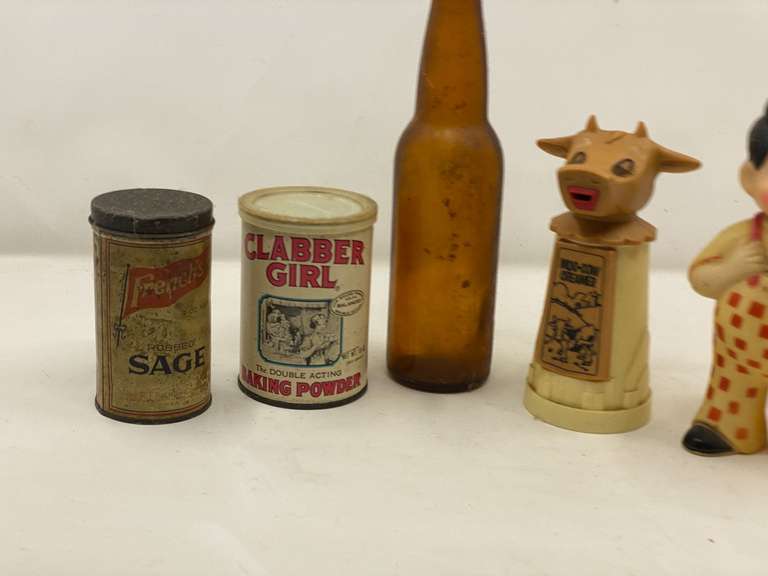 KIT… Assorted kitchen collectibles, includes a Big Boy coinbank, Moo Cow creamer, vintage spice can and more. See pictures for details. image