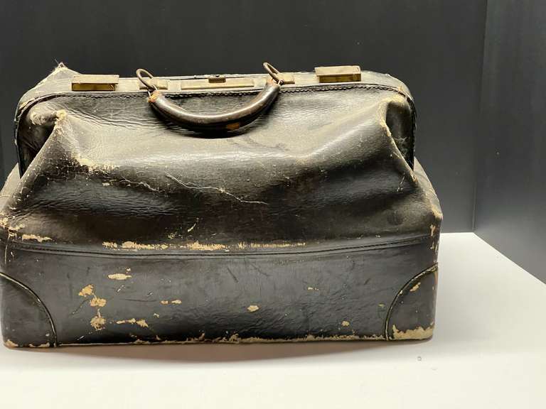 DEN… Large vintage satchel, believed to be a doctors bag, see pictures for details. image