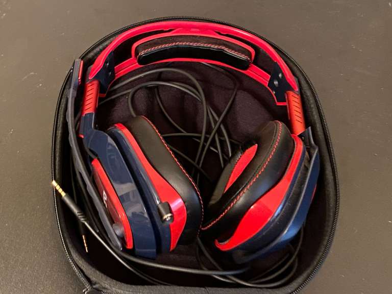 BR1…Gaming headset, comes with storage case, see pictures for details. image