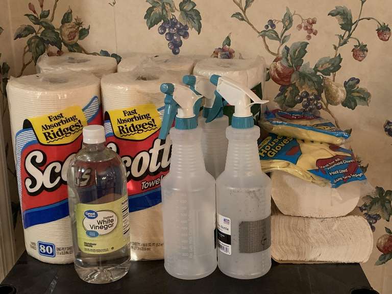 SHELF LOT TO INCLUDE 5 ROLLS OF PAPER TOWELS, 2 PACKS SCOTT SOFT FOLD TOWELS & MORE - DINETTE image