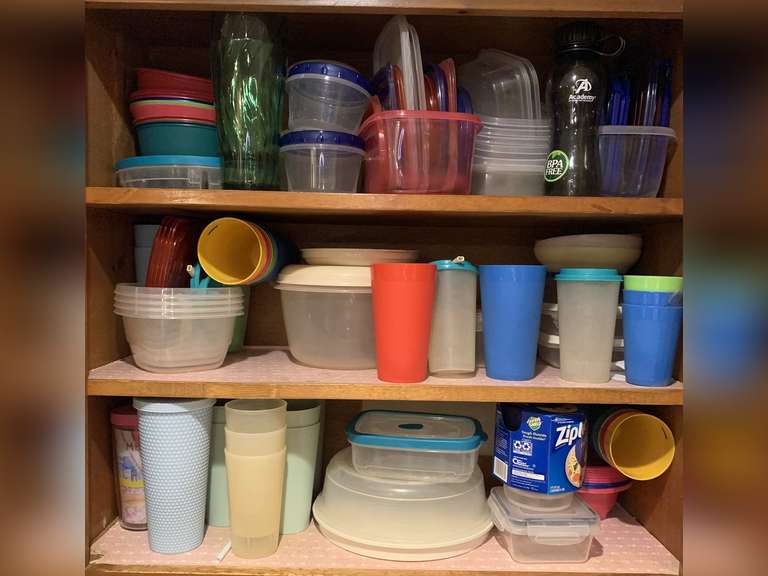 CABINET LOT OF ASSORTED PLASTICWARE - KITCHEN image