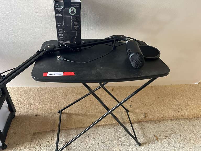 Blackout Yeti professional USB microphone, comes with the original box, working condition unknown, also includes a folding table, see pictures for details. image