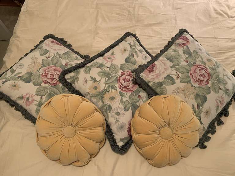 3 VINTAGE FLORAL THROW PILLOWS & 2 VINTAGE VELVET ROUND PILLOWS - UP BED 2 image