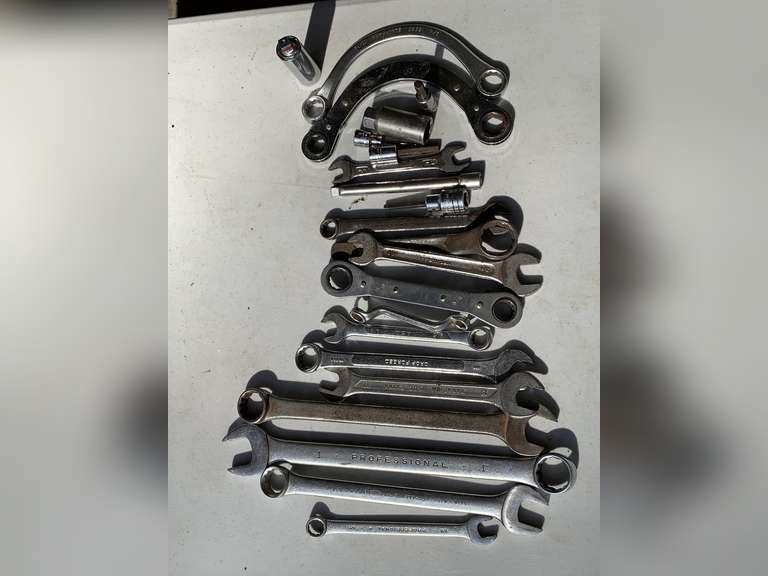 CONTAINER OF MOSTLY PROTO COMBINATION WRENCHES - GARAGE image