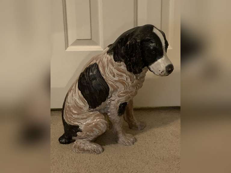 HEAVY RESIN BLACK/WHITE ENGLISH SPRINGER SPANIEL STATUE 16" TALL X 19" WIDE - UP BED 1 image