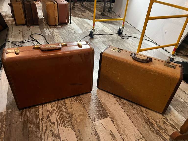 DEN… Vintage hardshell suitcases, two pieces, with content, see pictures for details. image