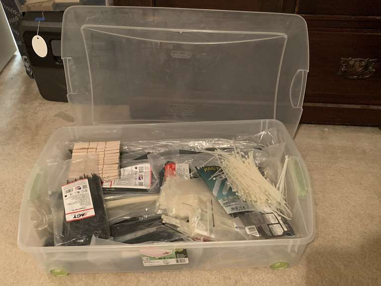 50 QT ROLLING PLASTIC STORAGE CONTAINER WITH LID FULL OF ALL SIZE ZIP TIES - UP MASTER BED image