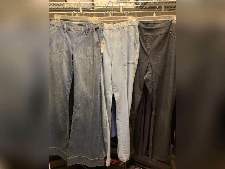 6 PAIR LADIES BLUE JEANS (VARIOUS SIZES) SOME NEW W/ TAGS - UP BED 1 CLOSET image