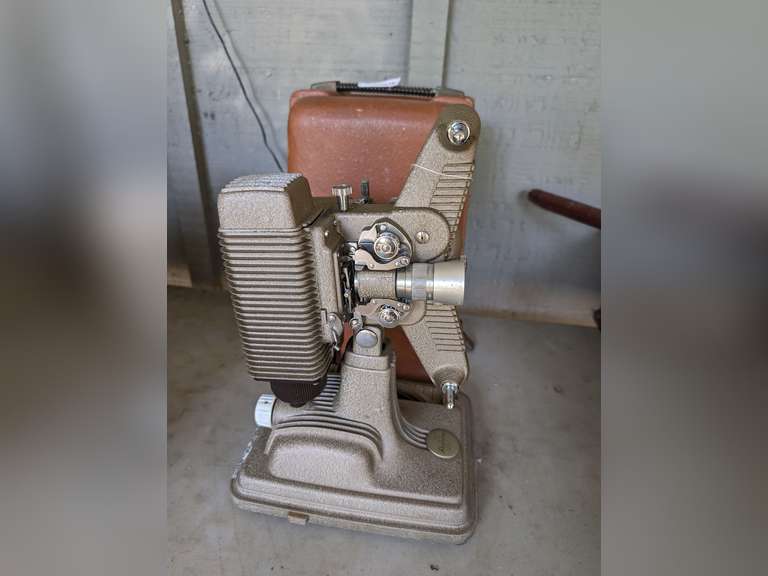 ANTIQUE REVERE CAMERA COMPANY MOVIE PROJECTOR WITH CASE image